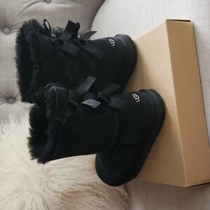 UGG Bailey Bow in Size 7